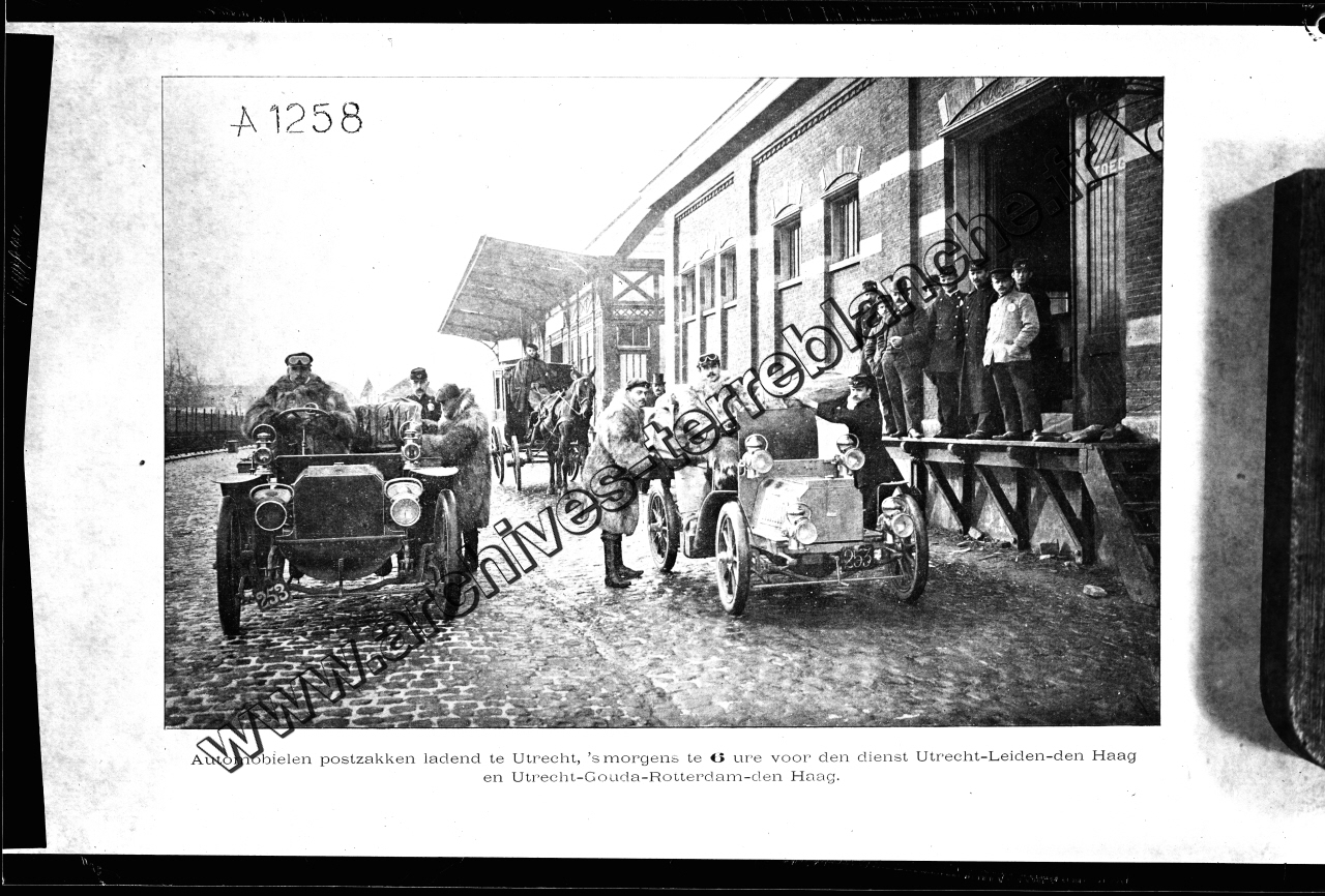 Automobielen postzakken ladend te Utrecht, 's morgens te6 ure voor den dienst Utrecht-Leiden-den Haag en Utrecht-Gouda-Rotterdam-den Haag