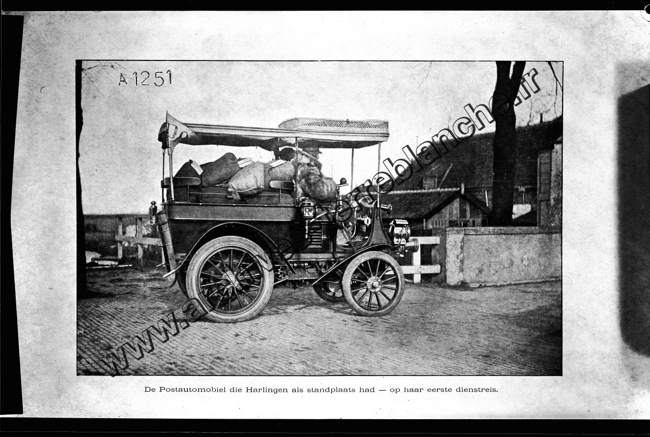 De Postautomobiel die Harlingen als standplaats had - op haar eerste dienstreis